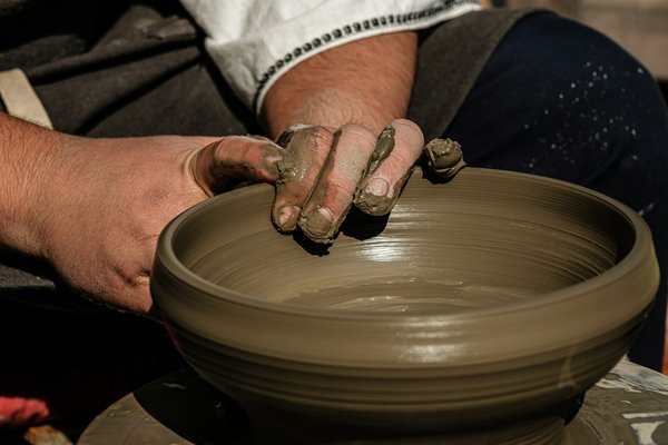Où apprendre à faire de la céramique traditionnelle au Maroc : ateliers et artisans ?